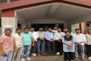 Giridih News: शिबू सोरेन की पुण्यतिथि पर झारखंड छात्र मोर्चा ने अस्पताल और वृद्धाश्रम में बांटे फल