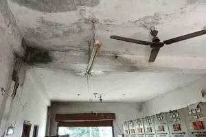 Lohardaga News: भंडरा के जर्जर पावर ग्रिड भवन में जान जोखिम में डालकर ड्यूटी कर रहे बिजलीकर्मी