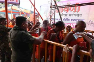 Dumka News: बासुकीनाथ श्रावणी मेला 2026: श्रद्धालुओं को जिला प्रशासन बांट रहा शीतल वाटर पाउच