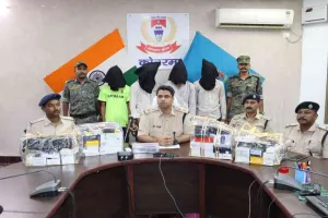 Koderma News: मोबाइल दुकान चोरी कांड का 24 घंटे में खुलासा, चार आरोपी गिरफ्तार