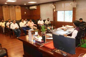 Dumka News: उपायुक्त ने समीक्षा बैठक में आपातकालीन स्वास्थ्य सेवाओं को सुदृढ़ करने के निर्देश दिए