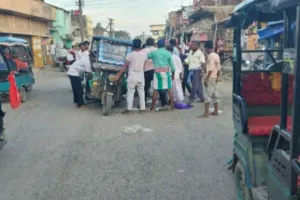 Sahibganj News: कोटालपोखर बाजार में गड्ढे में फंसकर पलटा टोटो, बच्चों समेत यात्री बाल-बाल बचे