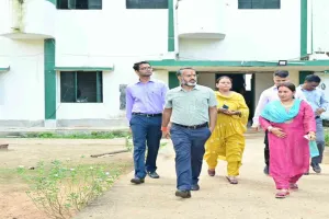 Giridih News: उपायुक्त ने कस्तूरबा विद्यालय की सुरक्षा, स्वच्छता और शैक्षणिक व्यवस्था का लिया जायजा