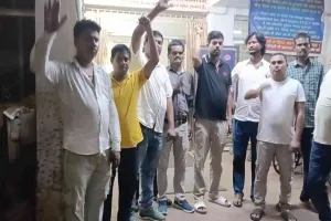 इलेक्ट्रो स्टील प्लांट में फिर लापरवाही का आरोप, ट्रेलर चालक की मौत के बाद सड़क जाम