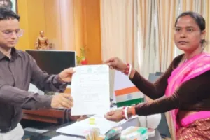 Hazaribagh News: जर्जर सड़कों के निर्माण को लेकर जिप सदस्य ने उपायुक्त को सौंपा ज्ञापन