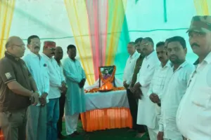 Koderma News: स्व. आकाश पासवान के श्रद्धा कर्म पर उमड़े जनप्रतिनिधि, दी भावभीनी श्रद्धांजलि