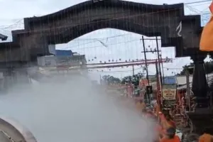 Deoghar News: श्रावणी मेले में कांवरिया पथ पर स्प्रिंकलर से हो रहा सुगंधित गुलाब जल छिड़काव