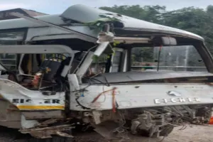 Koderma News: जमसोती नाला घाटी के तीखे मोड़ पर कांवरियों की बस दुर्घटनाग्रस्त, 5 घायल