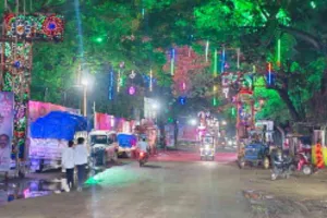 Dumka News: श्रावणी मेले में दिन में आस्था, रात में रंगीन रोशनी से जगमगाया परिसर