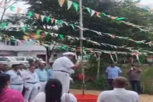 Koderma News: झारखंड विधि महाविद्यालय में कार्यकारी अध्यक्ष गणेश प्रसाद स्वर्णकार ने फहराया तिरंगा
