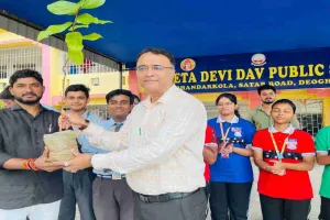 Deoghar News:स्कूली बच्चों के हाथों सजेगा हरित देवघर, यूथ वॉयस ने पौधारोपण कर बांटे फलदार पौधे