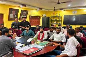 Giridih News: NCC छात्राओं से दुर्व्यवहार मामले में एबीवीपी और आजसू ने प्राचार्य से की वार्ता