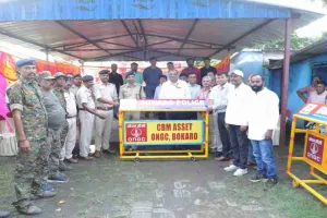 Bokaro News: ओएनजीसी ने बनगड़िया ओपी को दिए 15 बैरिकेड्स, सड़क सुरक्षा अभियान से जागरूकता का संदेश