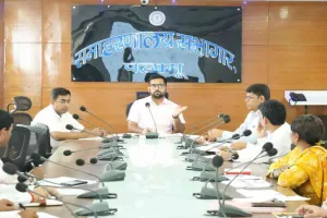Palamu News: कल्याणकारी योजनाओं का लाभ पात्र लाभुकों तक समय पर पहुंचाएं : पलामू उपायुक्त