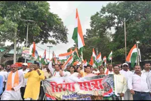 Giridih News: जमुआ में भाजपा की भव्य तिरंगा यात्रा, 100 मीटर लंबे राष्ट्रीय ध्वज से सजी सड़कें