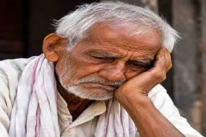 Dumka News: महीनों से बंद वृद्धावस्था पेंशन, बुढ़ापे की लाठी के लिए तरस रहे बेबस बुजुर्ग