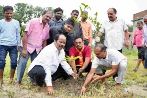 Hazaribagh News: ‘एक पेड़ माँ के नाम’ अभियान के तहत विधायक प्रदीप प्रसाद ने किया पौधारोपण