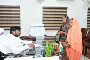 Chatra News: डीसी के जनता दरबार में उमड़े फरियादी, भूमि-पेंशन-राशन समेत कई मामलों की सुनवाई