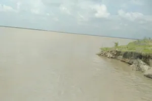 Sahibganj News:गंगा के बढ़ते जलस्तर से साहिबगंज में बढ़ी दहशत, बैजनाथ-कारगिल दियारा में कटाव से विस्थापन का डर