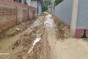 Lohardaga News: वार्ड नंबर-4 में कीचड़युक्त सड़क से बढ़ी परेशानी, पाइपलाइन के लिए सड़क तोड़े जाने से लोगों में नाराजगी