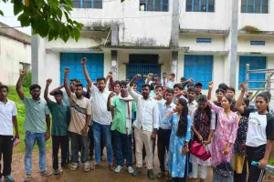 Dumka News: एस.पी. कॉलेज में सीट कटौती के खिलाफ छात्र समन्वय समिति की अनिश्चितकालीन तालाबंदी