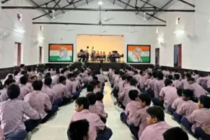 Sahebganj News: ईस्टर्न रेलवे हाई स्कूल में 'हर घर तिरंगा' अभियान के तहत क्विज प्रतियोगिता आयोजित