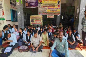Koderma News: जेजे कॉलेज बचाओ संघर्ष समिति का अनिश्चितकालीन धरना दूसरे दिन भी जारी