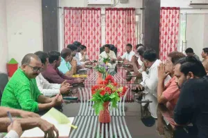 Giridih News: मधुबन में एसडीओ की अध्यक्षता में अपशिष्ट प्रबंधन पर हुई महत्वपूर्ण समीक्षा बैठक