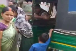 प्रसव पीड़ा से तड़पती महिला को टेम्पू में ढोया, नवजात की मौत से बढ़ा जनआक्रोश