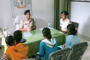 Bokaro News: घर से निकलीं दो बच्चियां ट्रेन से पहुंचीं स्टेशन, पुलिस ने सुरक्षित परिजनों को सौंपा