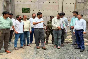 Palamu News: उपायुक्त दिलीप प्रताप सिंह शेखावत ने मेदिनीनगर निर्माणाधीन इंडोर स्टेडियम का किया निरीक्षण