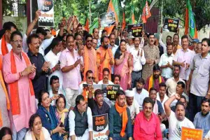 Bokaro News: JPSC-JSSC भर्ती घोटाले के विरोध में भाजयुमो का बोकारो डीसी कार्यालय घेराव