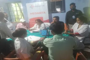 Bokaro News: तेनुघाट अधिवक्ता संघ परिसर में गुरु सारथी फाउंडेशन ने लगाया महा मेडिकल मेला