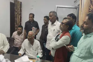 Hazaribagh News: सदर विधायक प्रदीप प्रसाद ने ली दस्तावेज नवीनों की सुध, उपायुक्त हेमंत सती से की बात