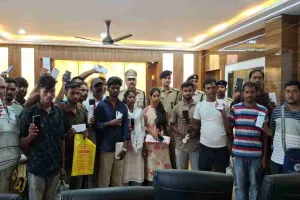 Pakur News: ऑपरेशन मुस्कान' के तहत पाकुड़ पुलिस ने लौटाए 28 गुमशुदा मोबाइल, लोगों के चेहरे पर लौटी मुस्कान