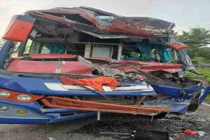 Koderma News:  सतगावां में कांवड़ियों से भरी बस ट्रक से टकराई, तीन कांवड़ियों की मौत