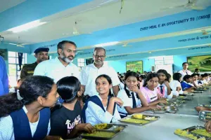 Giridih News : नवोदय विद्यालय में डीसी का निरीक्षण, पेयजल, शौचालय और भोजन व्यवस्था की जांच