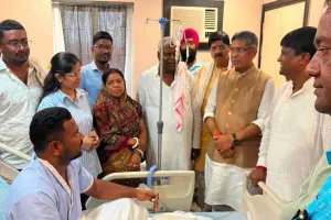 भाजपा प्रदेश अध्यक्ष आदित्य साहू ने एसजेएस अस्पताल में इंद्रजीत महतो से की मुलाकात