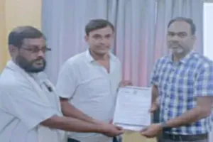 Sahibganj News: बरहरवा में किसानों की जेब पर डाका! खाद की मनमानी कीमत वसूली का आरोप, कार्रवाई की मांग