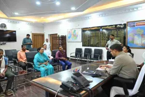 Deoghar News: जनता दरबार में उपायुक्त ने सुनीं फरियादें, कई मामलों का मौके पर हुआ समाधान