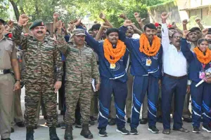 Koderma News: राष्ट्रीय एनसीसी शूटिंग कैंप से लौटे चार कैडेटों का रेलवे स्टेशन पर भव्य स्वागत