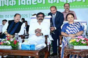दिशोम गुरु शिबू सोरेन की प्रथम पुण्यतिथि पर मुख्यमंत्री हेमंत सोरेन ने प्रतिमा का किया अनावरण