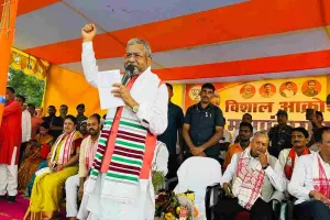 पांकी के सकलदीपा में पीड़ित आदिवासी परिवार से मिले नेता प्रतिपक्ष बाबूलाल मरांडी