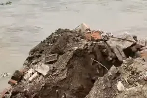 Sahibganj News: गंगा के उफान ने छीना आशियाना, अपने हाथों से घर तोड़ने को मजबूर हुए दियारा के लोग