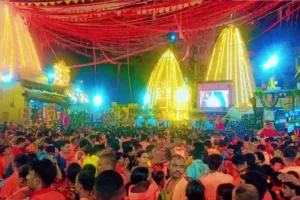 Deoghar News: बोल बम के जयघोष से गूंजा देवघर, बाबा मंदिर में जलार्पण के लिए उमड़ी कांवरियों की भीड़