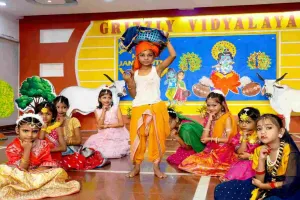 Koderma News: ग्रिज़ली विद्यालय में हर्षोल्लास के साथ मनाई गई श्रीकृष्ण जन्माष्टमी