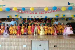 Giridih News: सरस्वती शिशु विद्या मंदिर में श्रीकृष्ण जन्माष्टमी की धूम, नन्हे भैया-बहनों ने मोहा मन