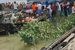 Sahibganj News: मखलपुर-बाबूपुर सड़क पर बाढ़ का पानी, नाव बनी एकमात्र सहारा
