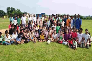 Hazaribagh News: पबरा फुटबॉल ग्राउंड में बच्चों के बीच आयोजित हुई भव्य एथलेटिक्स प्रतियोगिता