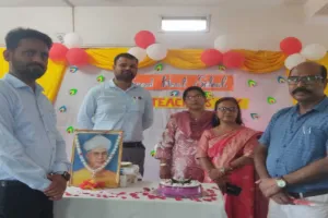 Koderma News: सेक्रेड हार्ट स्कूल में शिक्षक बने मंच के सितारे, सांस्कृतिक प्रस्तुतियों से मोहा मन